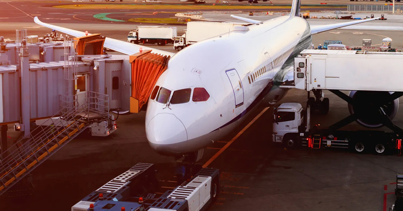 airport-karachi-plane-un.jpg