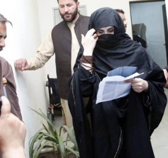 bushra-bibi-meets-imran-khan-at-attock-jail-1691668882-3776.jpg