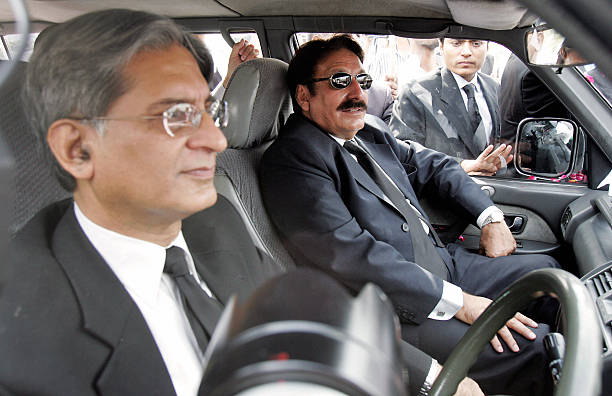 pakistan-suspended-chief-justice-iftikhar-muhammad-chaudhry-sits-with-his-chief-lawyer-aitzaz.jpg