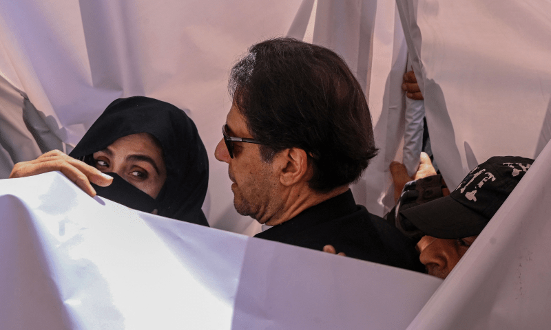 عمران خان اور بشریٰ بی بی — فائل فوٹو: فیس بک/عمران خان