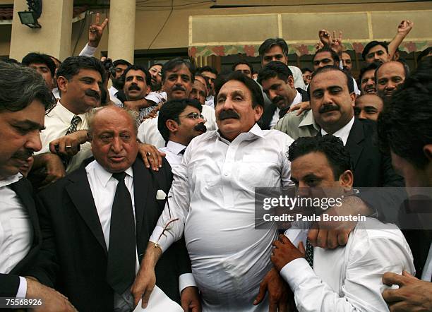 islamabad-pakistan-chief-justice-iftikhar-chaudhry-is-surrounded-by-a-crush-of-media-and.jpg
