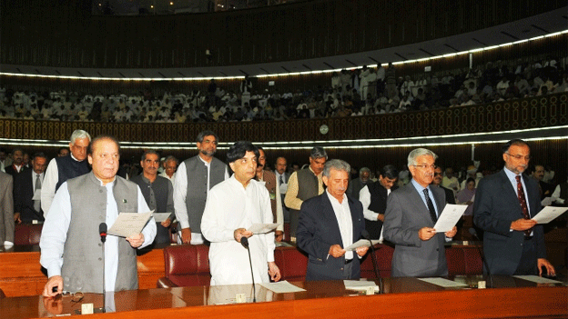 130601112444_nawaz-oath.gif