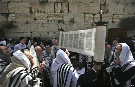 _44588141_torah_ap_446b.jpg