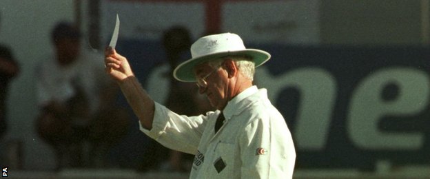 _76842318_cricketumpireyellowcard_pa.jpg