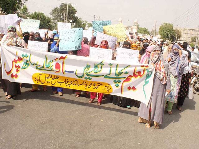 teachers-protest-1430263485-2357.jpg