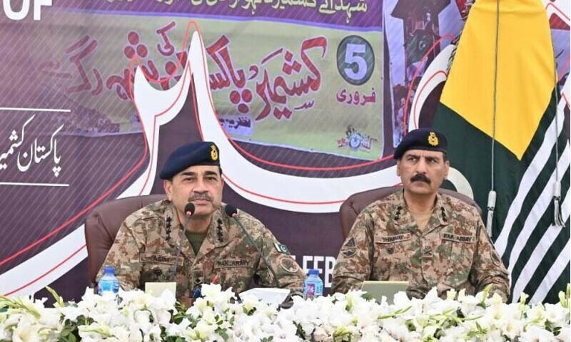 آرمی چیف جنرل سید عاصم منیر نے شہدا کوخراج عقیدت پیش کرتے ہوئے کشمیریوں کے غیرمتزلزل عزم کی تعریف کی—فوٹو: آئی ایس پی آر