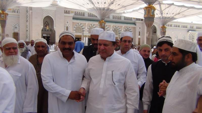 Nawaz-sharif-at-masjid-e-nabvi14-8-12.jpg