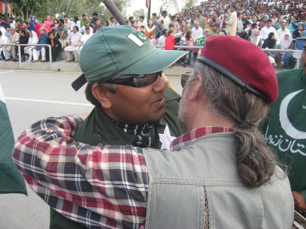 zaid-hamid-gay-kissing.jpg