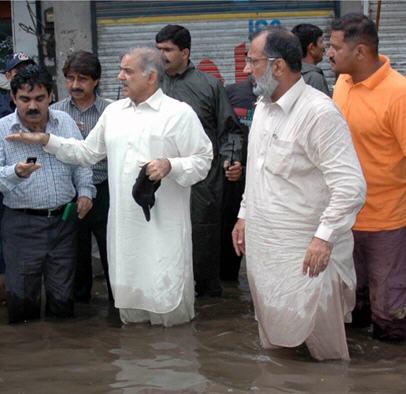 shahbaz-sharif-standing-in-sewerage-water-after-the-heavy-rains-in-Lahore-July-2008.jpg