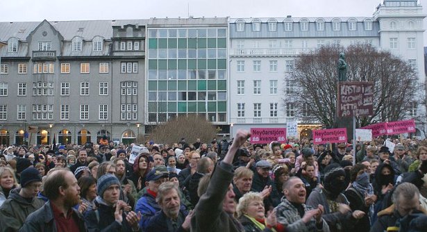 Icelanders-overthrow-government.jpg