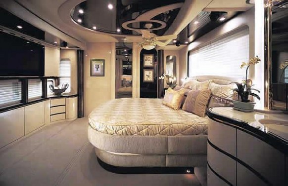 bedroom-inside-caravan-582x377.jpg