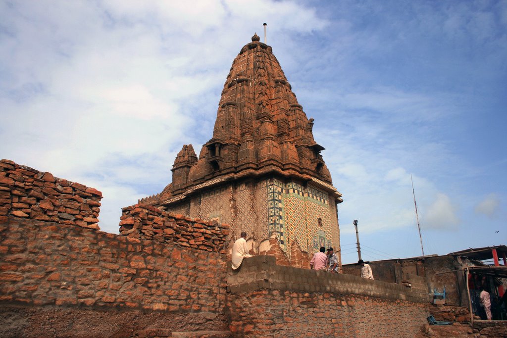 9-hindu-temple-manora-island-karachi2.jpg
