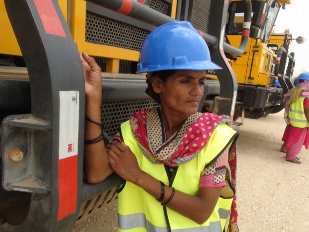 Tharparkr-ki-khwatn-dumper-driver-bnne-lgy-2.jpg