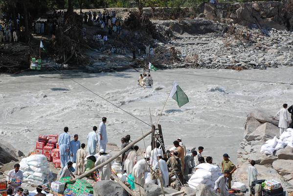 flood-rescue-pakistan-army-2.jpg