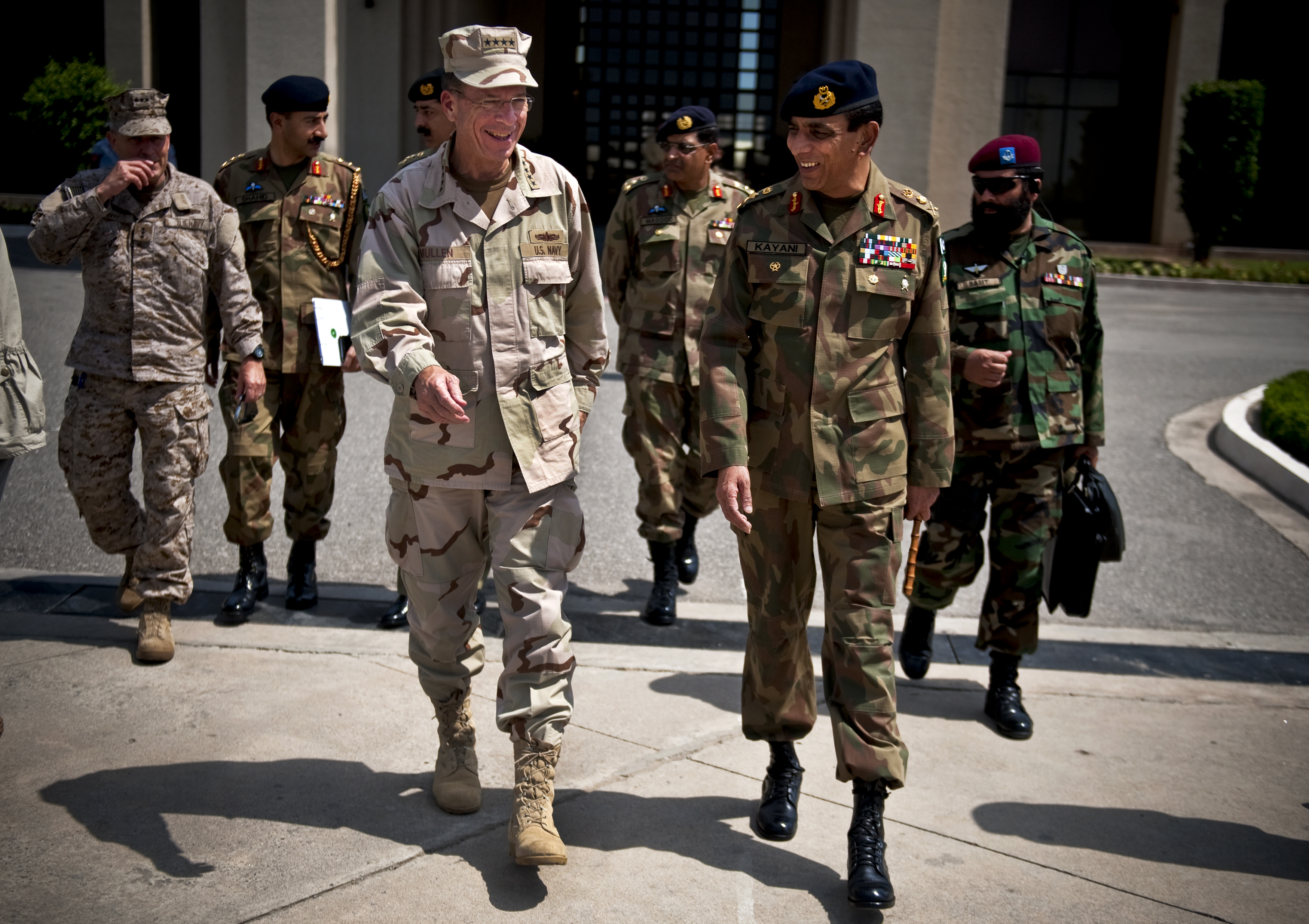 Mullen_and_Kayani_walking_in_July_2010.jpg