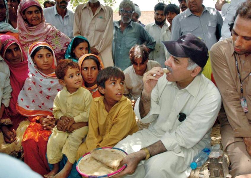 shahbaz-sharif-eating-with-poor.jpg