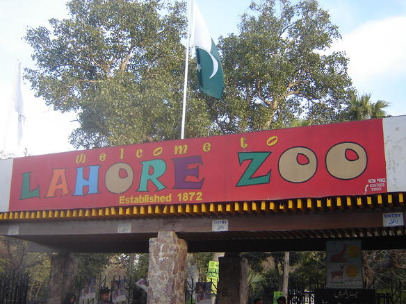 Entrance_lahore_zoo.jpeg