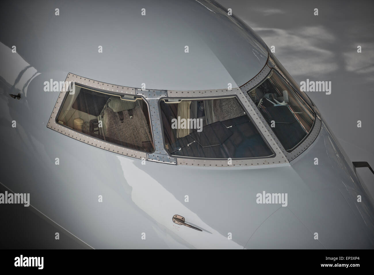 cockpit-of-private-jet-from-outside-EP3XP4.jpg