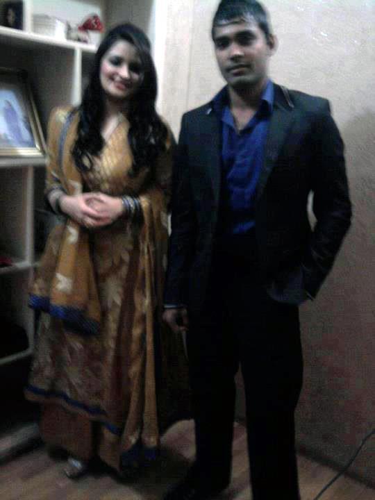 304733,xcitefun-umar-akmal-with-his-fiance-1.jpg