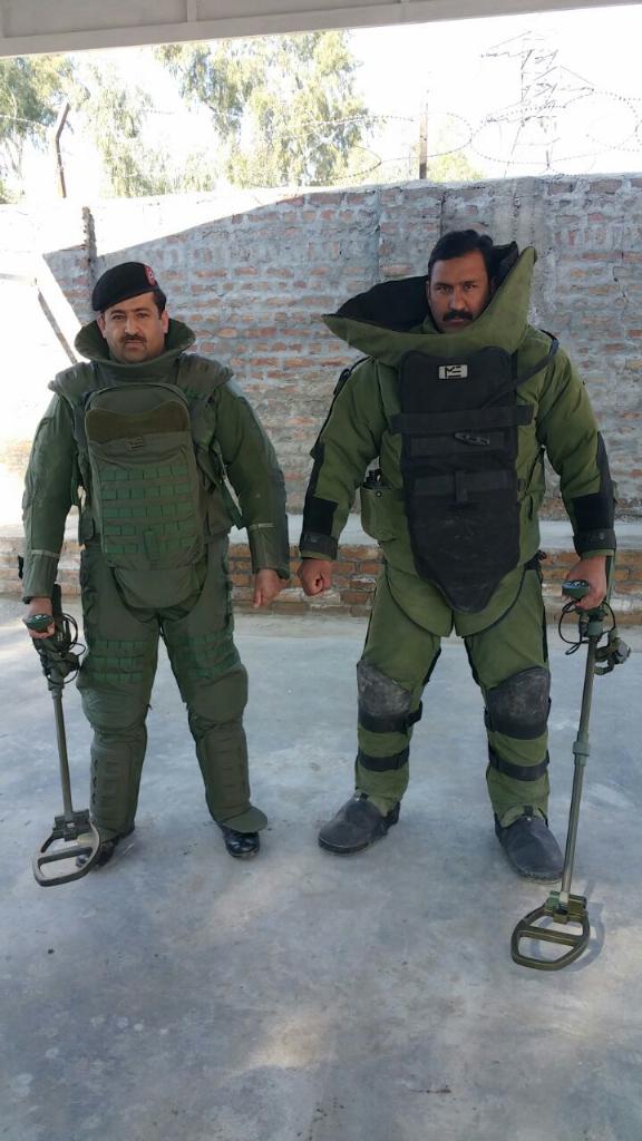 B9i9yD7IgAAB_Ii.jpg