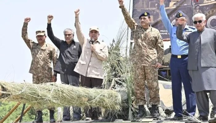 71 کی جنگ کا بدلہ لے لیا، امن اور جنگ دونوں کیلئے تیار ہیں، وزیراعظم، آپریشن ’’بنیان مرصوص‘‘ کی فرنٹ لائن پسرور چھاؤنی کا دورہ