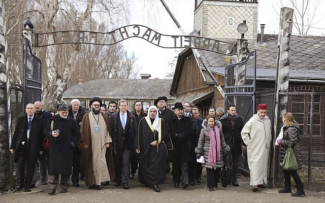 AuschwitzGate-Muslims-640x400.jpg