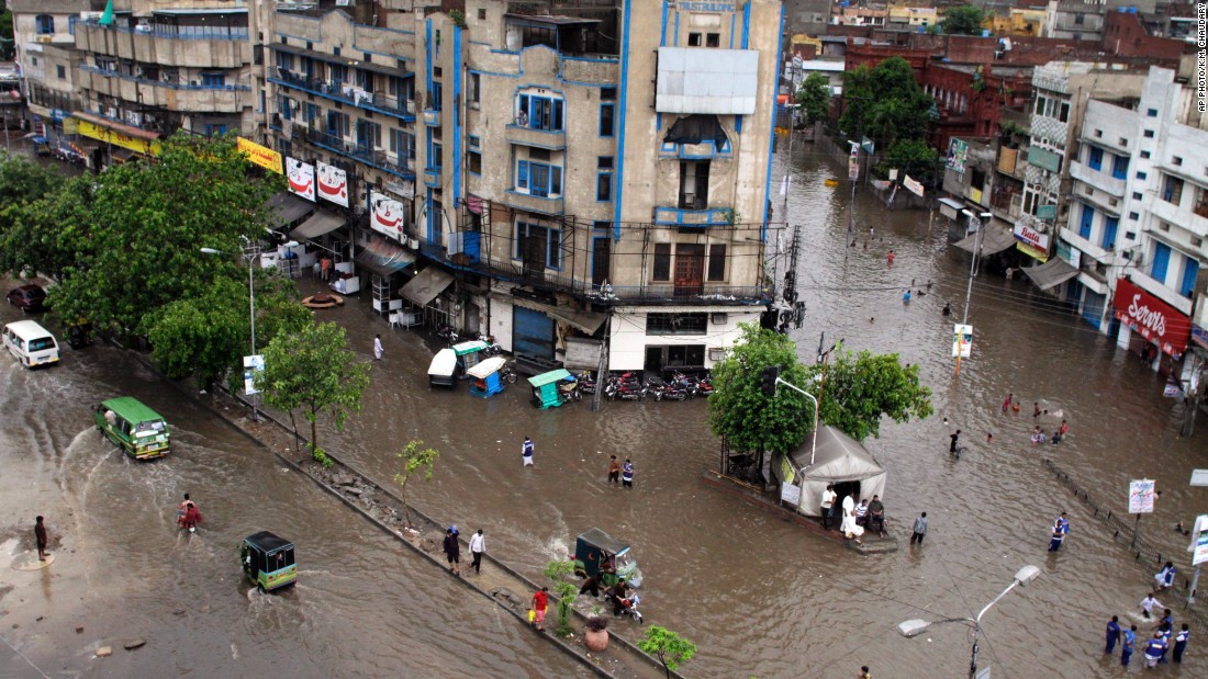 150722103545-pakistan-flash-flood-july-01-super-169.jpg