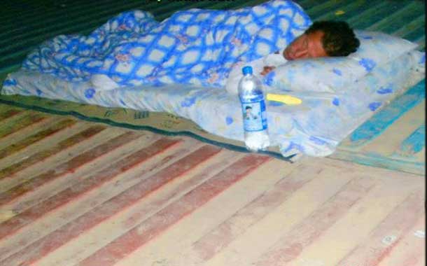 imran-khan-sleep-at-the-container.jpg