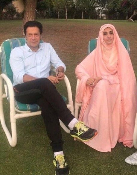 rare-picture-of-imran-khan-with-wife-bushra-maneka-1.jpg