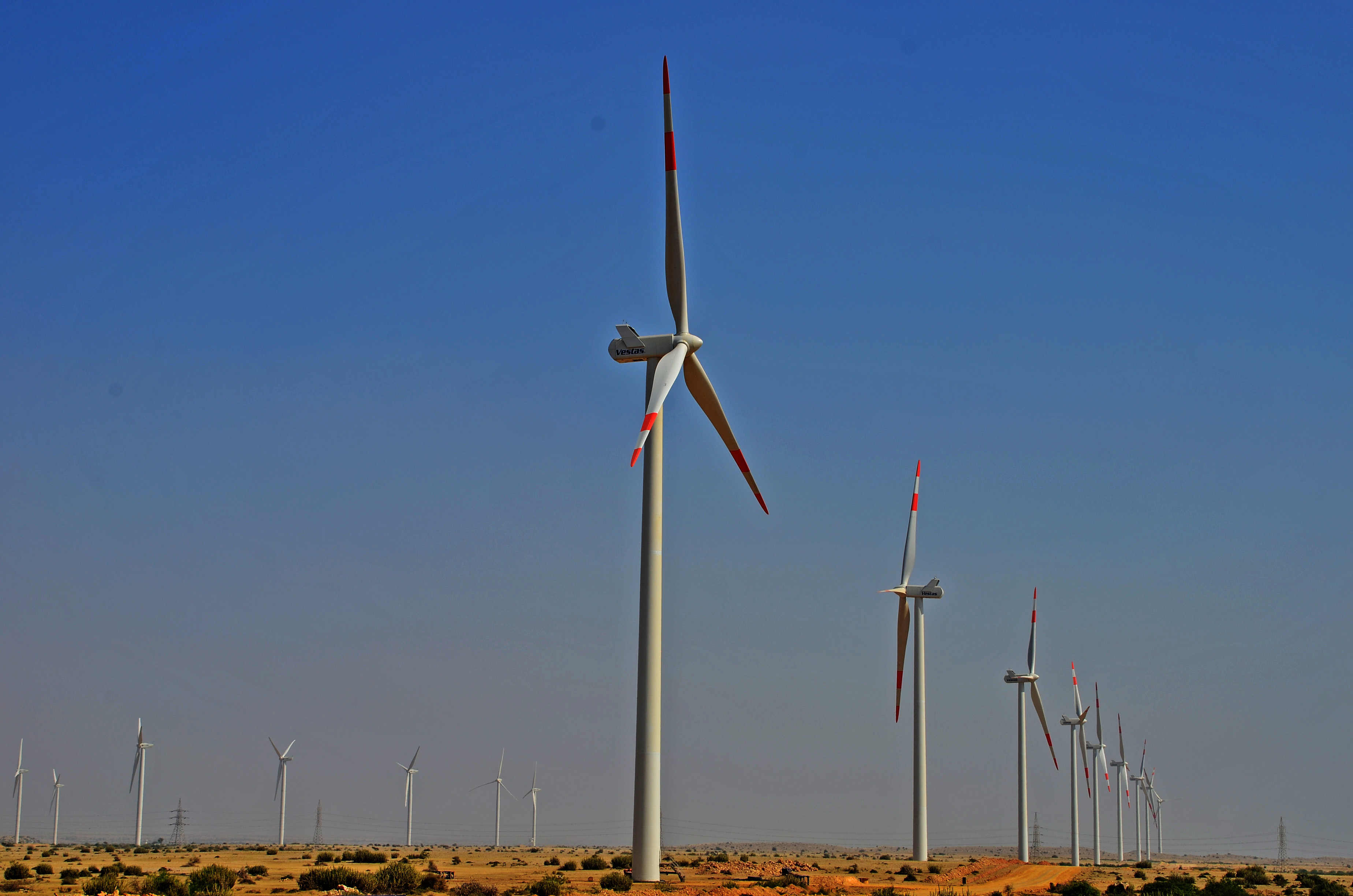 Jhimpir_Wind_Farm_2012.jpg