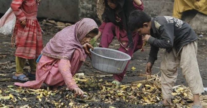 pakistani-poor-children-looking-for-food-thrown-by-traders670.jpg