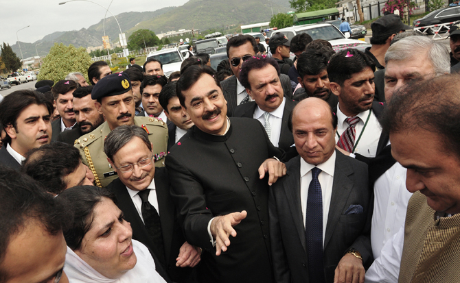 5-gilani-free-outside-ap-670.jpg