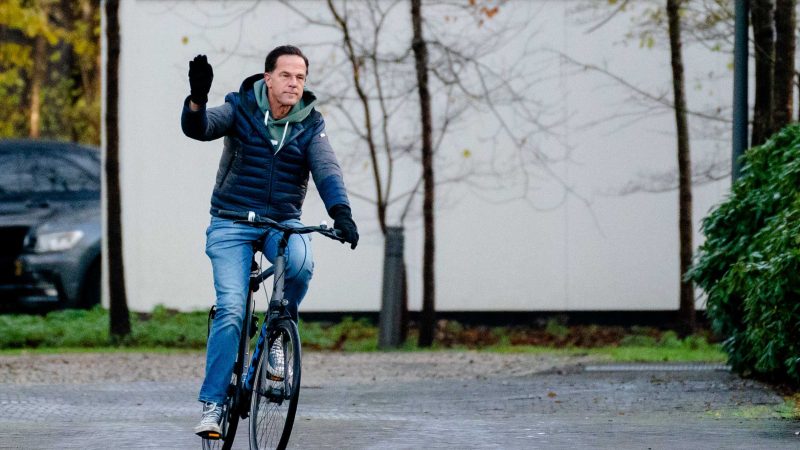 Mark-Rutte-on-bicycle-800x450.jpg
