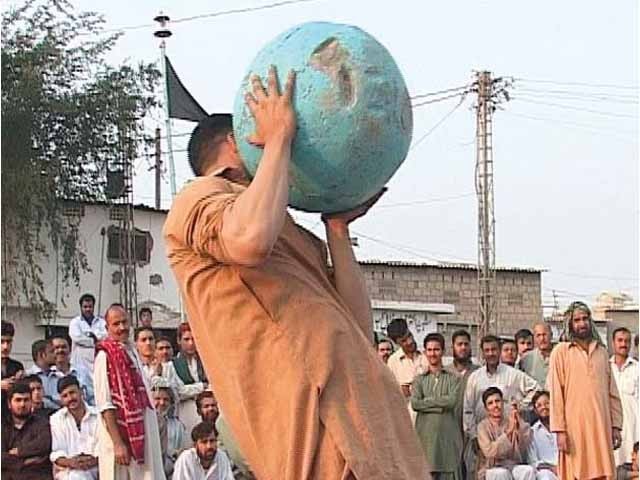 Naveed-Khan-lifting-80to120kg-Photo-Junaid-Hussain-Express-640x480.jpg