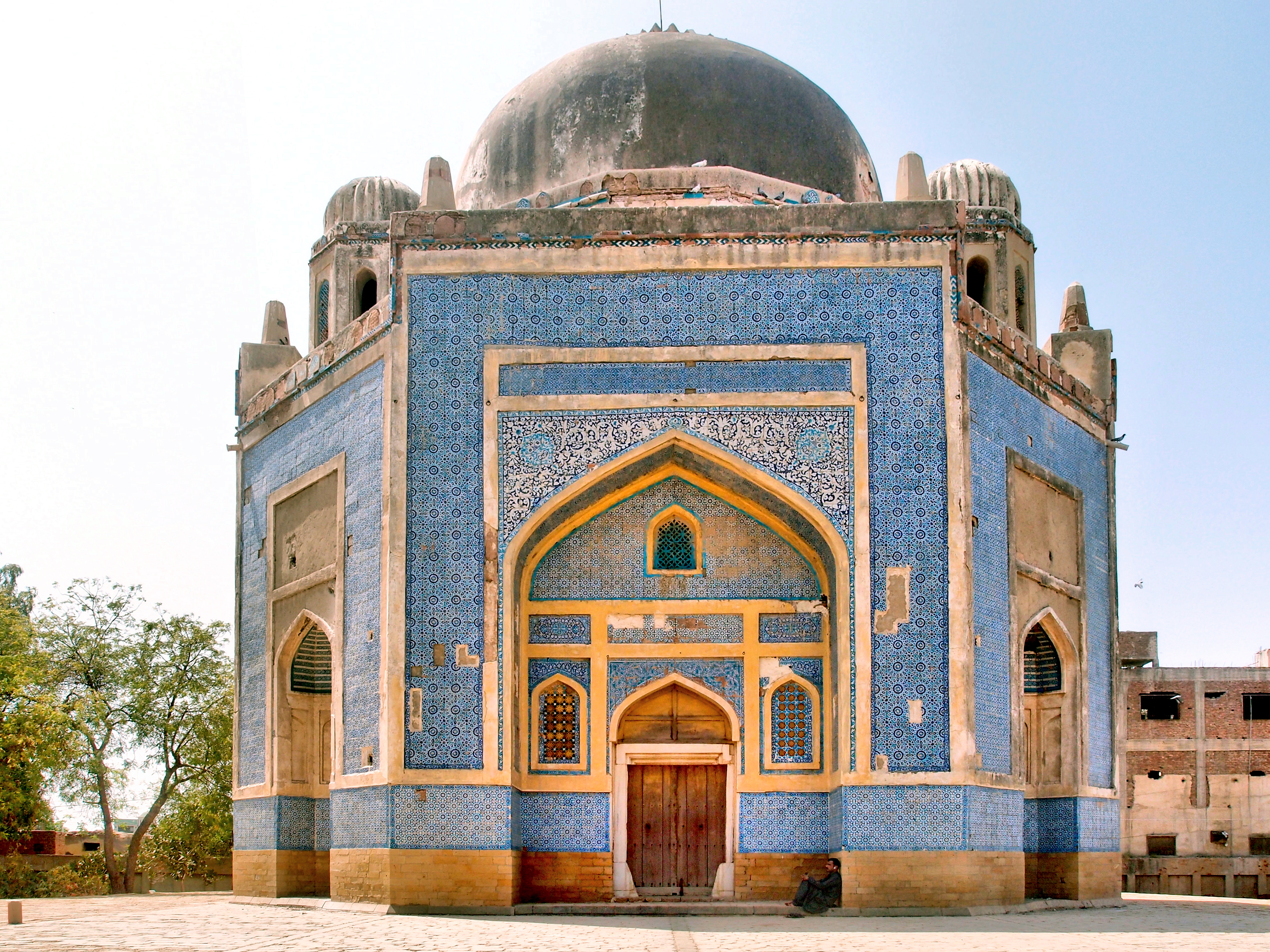 Tomb_of_the_Kalhoro_ruler_Mian_Ghulam_Shah_Kalhoro_-_view_5.JPG