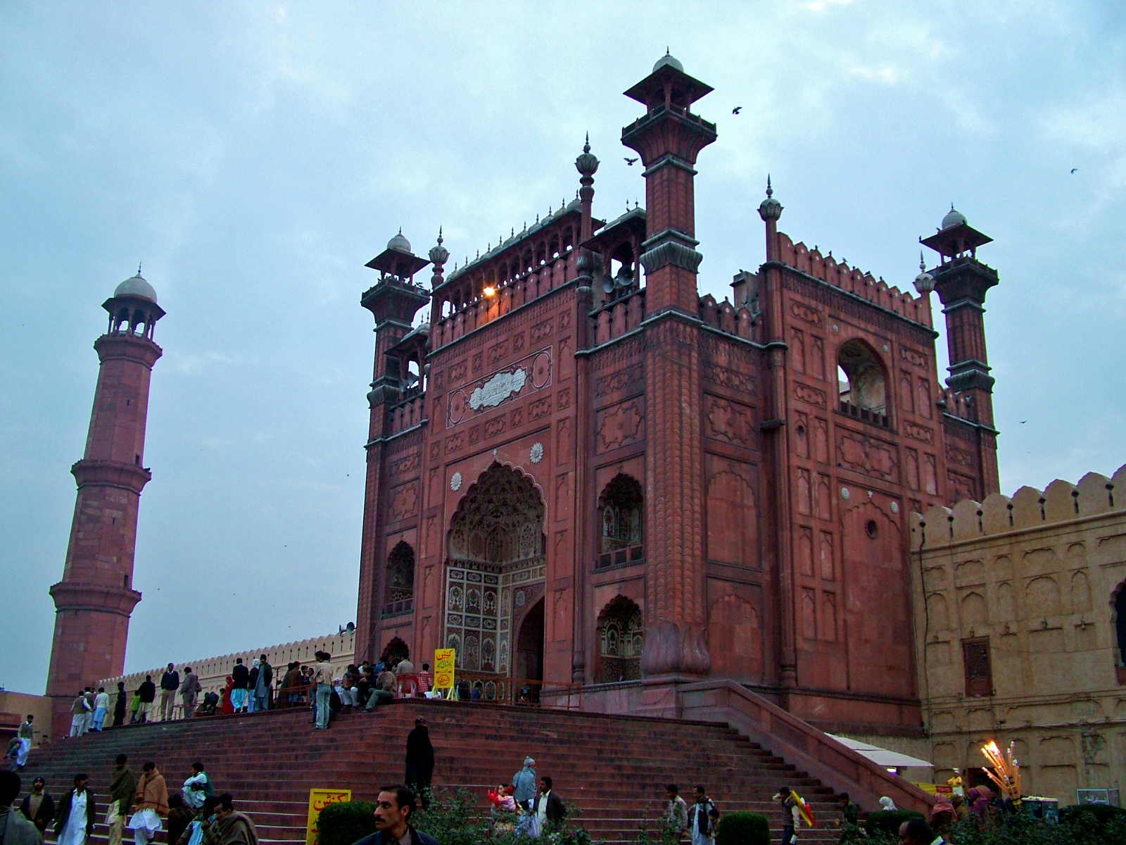 Main_Entrance_of_Badshahi_Mosque.jpg