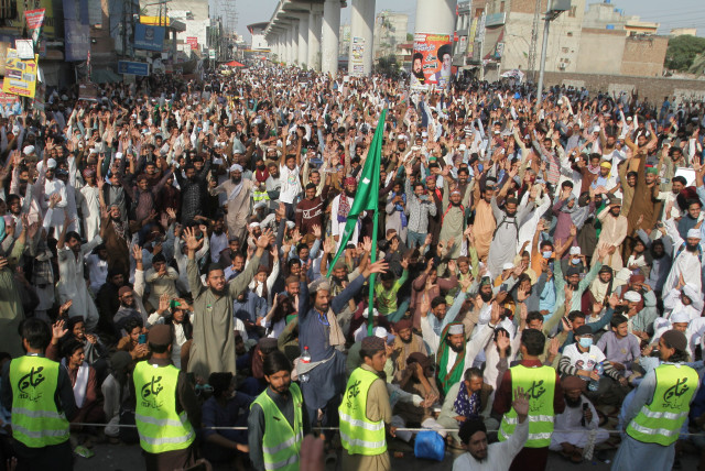  Supporters of the banned Islamist political party Tehrik-e-Labaik Pakistan (TLP) chant slogans during a protest demanding the release of their leader and the expulsion of the French ambassador over cartoons depicting the Prophet Mohammed, in Lahore, Pakistan October 22, 2021. (credit: REUTERS/MOHSIN RAZA/FILE PHOTO)