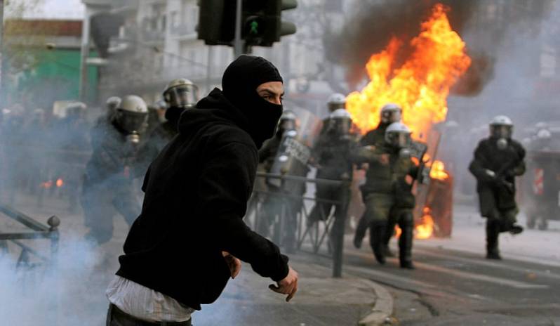 GREECE+PROTEST+FIGHTER2.jpg