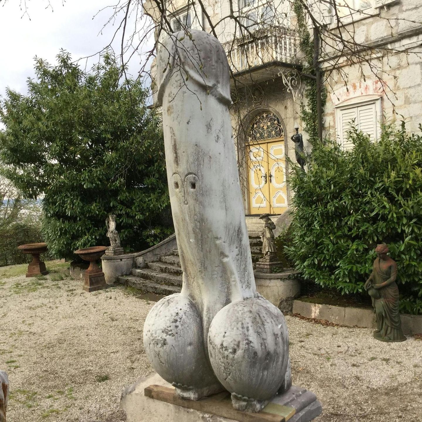 penis-skulptur-traunkirchen.jpg