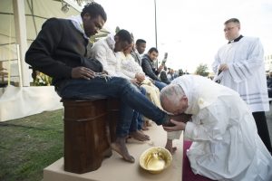 Pope-Franci-kiss-Muslims-feet-300x200.jpg