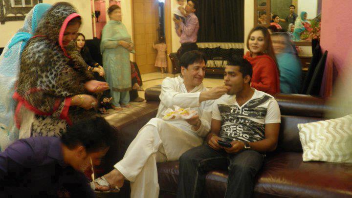 304734,xcitefun-umar-akmal-with-his-fiance-and-father-in.jpg