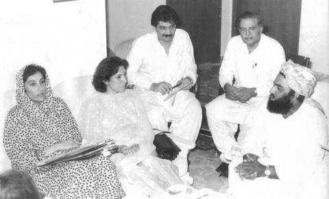 Molana-Fazal-ur-Rehman-with-Benazir-Bhutto.jpg
