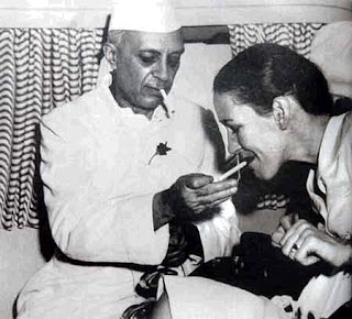 Nehru-edwina-smoking.jpeg