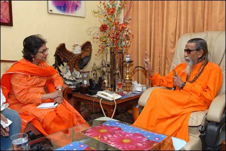 Traitor+Asma+Jahangir+with+Hindu+Terrorist+Bal+Tha  kray.jpg