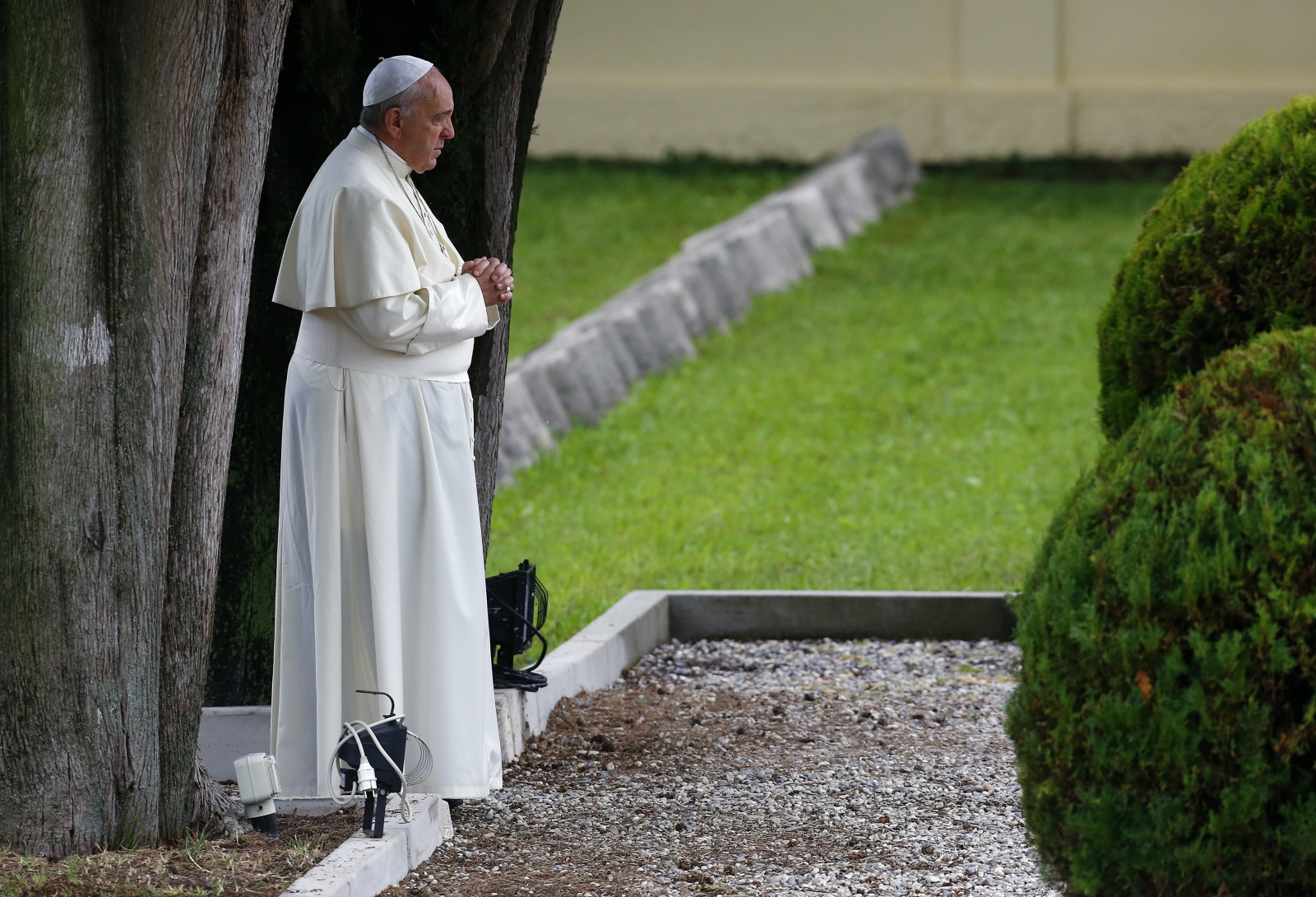 pope-francis-prays-fallen-redipuglia-reuters.jpg