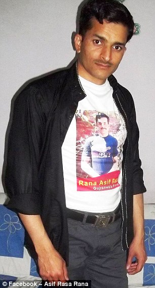 2C75A83300000578-3239660-Asif_pictured_wearing_a_T_Shirt_with_his_own_face_emblazoned_acr-a-34_1442572140152.jpg