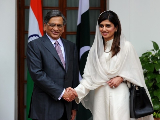 Hina-Rabbani-Khar-Shaking-Hand-with-Indian-Foreign-Minister-S-M-Krishna.jpg