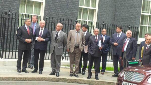 Prime-Minister-Nawaz-Sharifs-entourage-at-10-Downing-Street.jpg