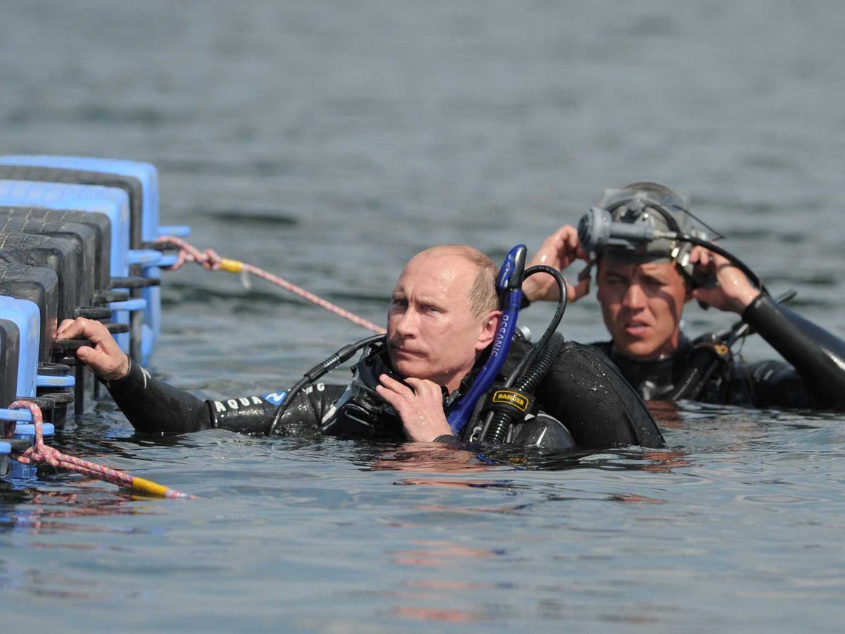 putin-is-also-a-man-of-science-here-he-scuba-dives-at-an-archaeological-site.jpg