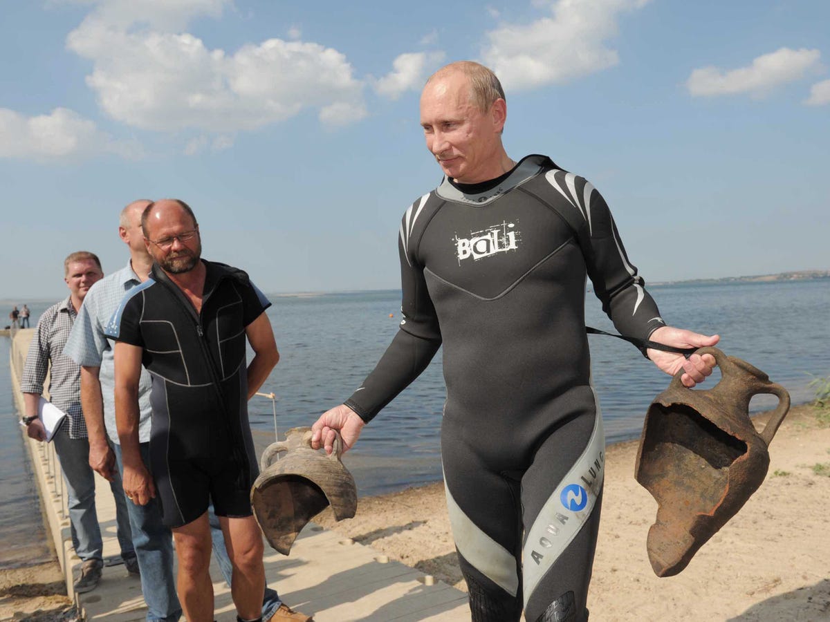 the-hunt-was-successful-given-that-putin-found-two-amphorae-that-were-placed-there-by-the-archaeologists-before-hand.jpg
